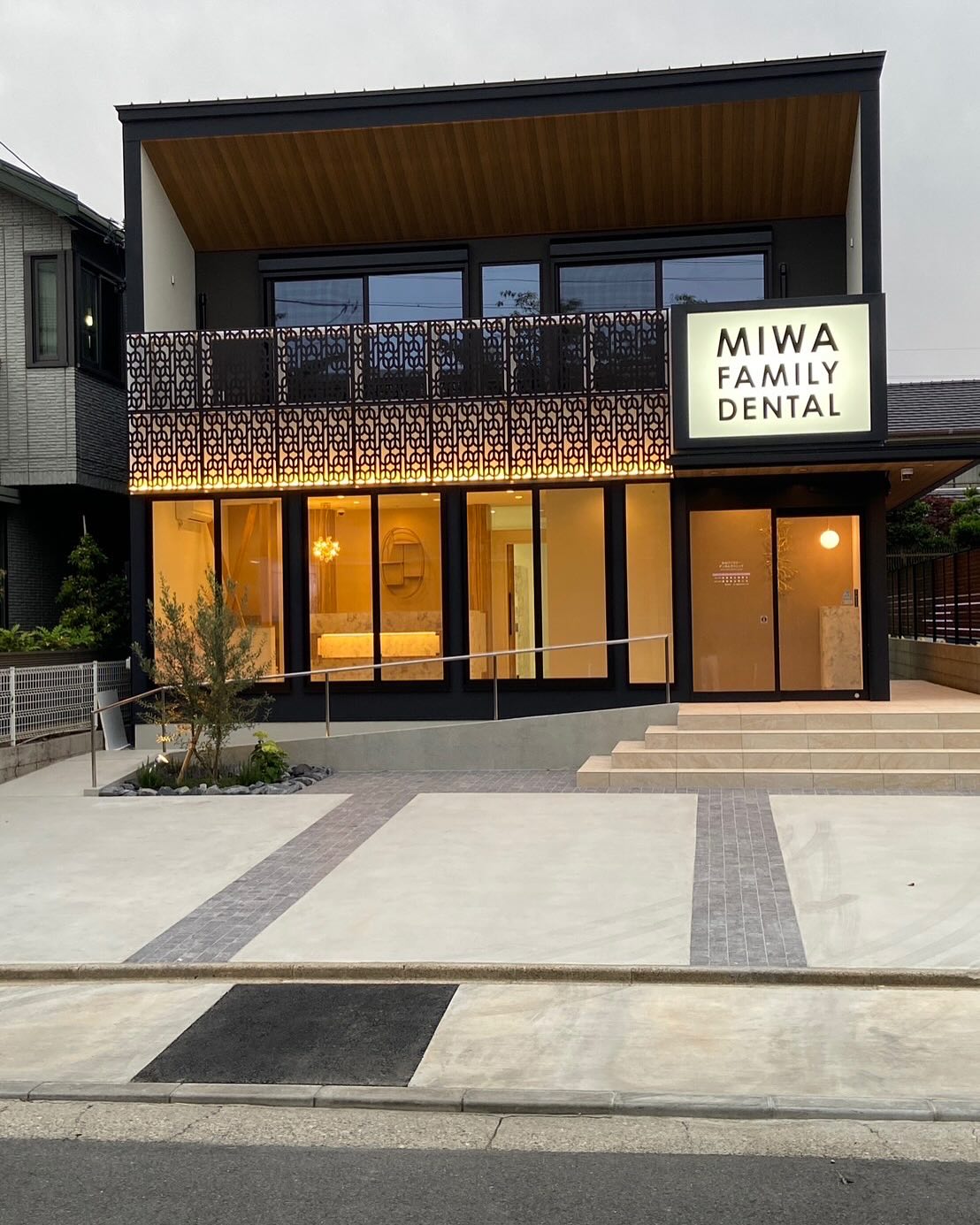 【新旧医院外観】